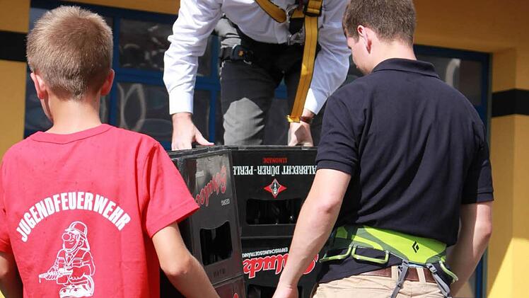 Beim Getränkekisten-Stapeln schaffte Schirmherr Steffen Vogel mit 25 Kästen eine der Bestleistungen des Nachmittags. Foto: Katharina Becht