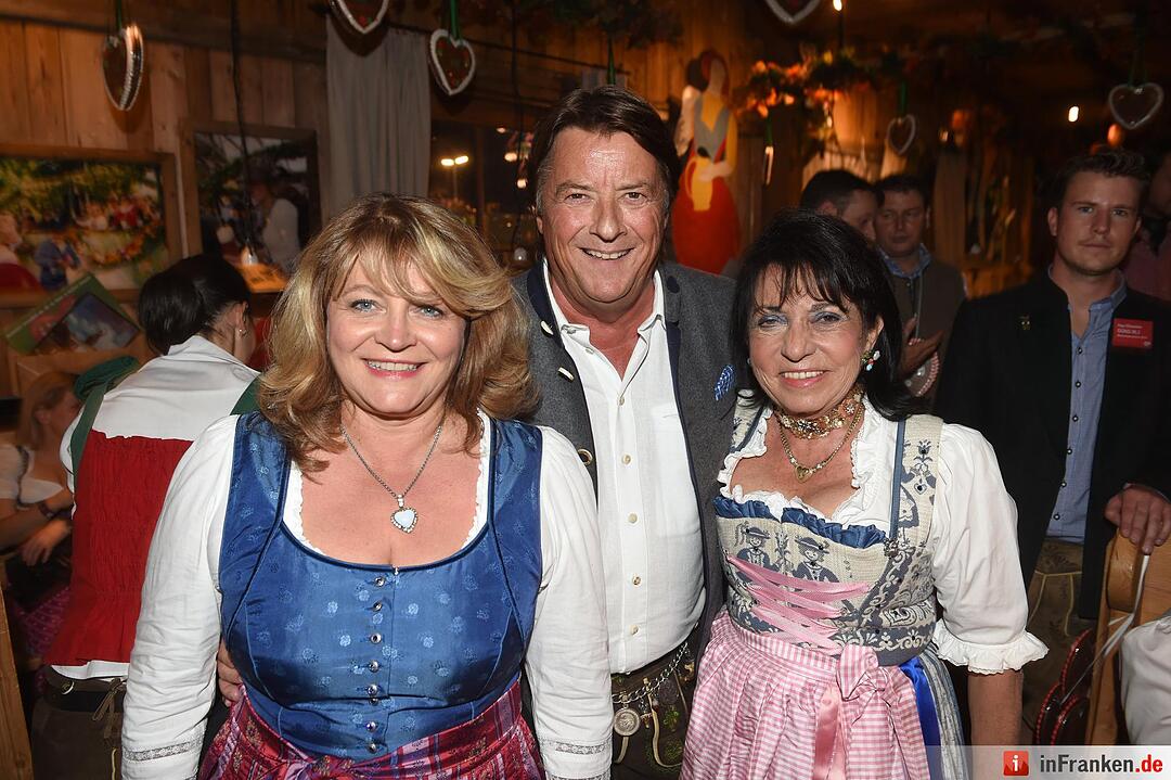 Der Geschäftsführer von Radio Gong, Georg Dingler posiert mit den Unternehmerinnen Alexandra Schörghuber (l) und Regine Sixt am 23.09.2015 in München (Bayern) auf dem Oktoberfest bei der Radio Gong Wiesn im Weinzelt. Die 182. Wiesn dauert bis zum 04.10.2015 und wird wieder rund sechs Millionen Besucher aus aller Welt anlocken. Foto: Felix Hörhager/dpa