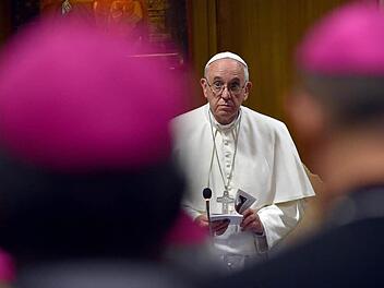 Die Familiensynode berät: Hinten sitzen die Bischöfe, weiter vorne die Kardinäle, ganz vorne überblickt Papst Franziskus das Geschehen.  Foto: Ettore Ferrari, dpa