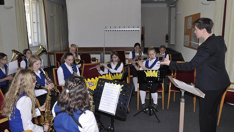 Die "Mini-Kings" des Jugendblasorchesters Scholz aus Geroda - unter der musikalischen Leitung von Manuela Möller - spielten sich im Littmann-Atelier für den großen Auftritt vor der Jury ein. Foto: Peter Klopf