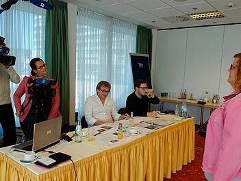 Plötzlich ist das Lampenfieber wie weggefegt: Anja Glaser (rechts) vor der Jury in Erlangen. Fotos: Nikolas Pelke
