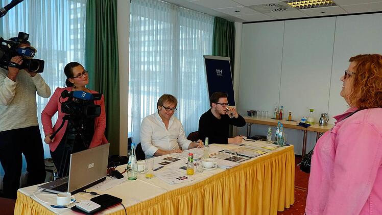 Plötzlich ist das Lampenfieber wie weggefegt: Anja Glaser (rechts) vor der Jury in Erlangen. Fotos: Nikolas Pelke