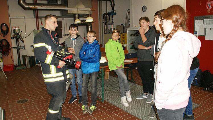 Jede Menge Technik gehört zur Feuerwehrausrüstung. "Ihr werdet in den kommenden Monaten ganz viel ausprobieren können", versprach Uwe Hümmer beim ersten Praxisteil der AG Feuerwehr.