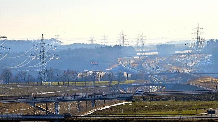 Genug gebündelt, finden die Kommunalpolitiker des Coburger Landes und lehnen weitere Stromtrassen ab. Foto: Rainer Lutz
