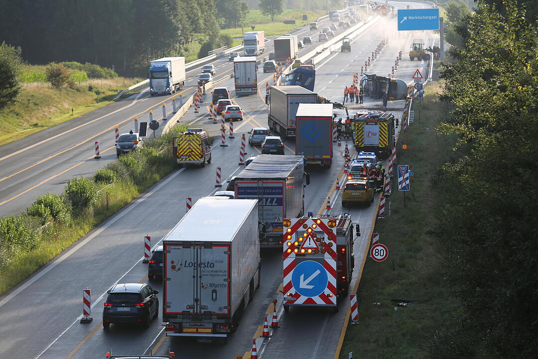 Unfall auf A9: Sattelzug prallt gegen Baustelle