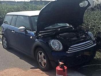 Bei der Kollision auf der A 3 waren auch Betriebsstoffe ausgelaufen. Die Heßdorfer Feuerwehr nahm sie auf. Foto: Feuerwehr Heßdorf
