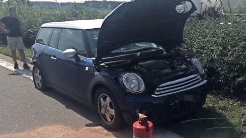 Bei der Kollision auf der A 3 waren auch Betriebsstoffe ausgelaufen. Die Heßdorfer Feuerwehr nahm sie auf. Foto: Feuerwehr Heßdorf
