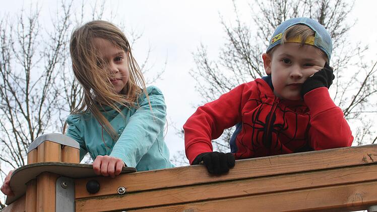 Leonie Gleiche (6) und Miguel Ströhlein (5) finden das Wetter einfach nur prima - und wollen hoch hinaus.Sonny Adam