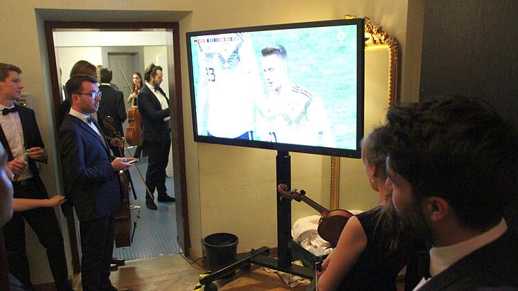 Public Viewing w&auml;hrend der Pause beim Orchester der russisch-deutschen Musikakademie. Foto: Benedikt Borst