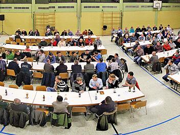 Die Rannunger Mehrzweckhalle muss dringend saniert werden. Die Gemeinde hofft auf Geld aus dem Bundeshaushalt. Dann gäbe es 45 Prozent Zuschuss zu den Baukosten, die zur Zeit auf 3,1 Millionen Euro geschätzt werden. Unser Bild entstand bei einer Bürgerversammlung.  Foto: Dieter Britz