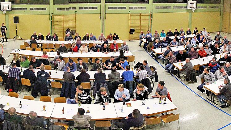 Die Rannunger Mehrzweckhalle muss dringend saniert werden. Die Gemeinde hofft auf Geld aus dem Bundeshaushalt. Dann gäbe es 45 Prozent Zuschuss zu den Baukosten, die zur Zeit auf 3,1 Millionen Euro geschätzt werden. Unser Bild entstand bei einer Bürgerversammlung.  Foto: Dieter Britz