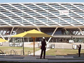 So präsentiert sich das Office Southeast von Adidas aus Blickrichtung des neuen Restaurants "Halftime". Es ist zurzeit im Entstehen, behandelt werden musste nur eine Tektur.  Foto: Richard Sänger