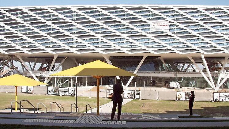 So präsentiert sich das Office Southeast von Adidas aus Blickrichtung des neuen Restaurants "Halftime". Es ist zurzeit im Entstehen, behandelt werden musste nur eine Tektur.  Foto: Richard Sänger