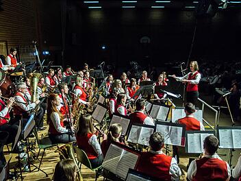 Unter der Leitung von Lena Wegner spielte der Musikverein Stadt Rödental beim Weihnachtskonzert in der bestens besuchten Franz Goebel-Halle.Foto: Jochen Berger