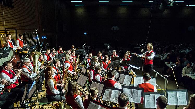 Unter der Leitung von Lena Wegner spielte der Musikverein Stadt Rödental beim Weihnachtskonzert in der bestens besuchten Franz Goebel-Halle.Foto: Jochen Berger