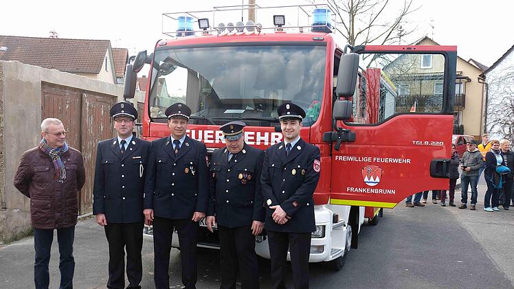 Bürgermeister Gotthard Schlereth, Kommandant Torsten Büchner und sein Stellvertreter Johannes Fröhlich inklusive der gesamten Feuerwehr-Mannschaft und Kreisbrandinspektor Thomas Eyrich freuten sich über das neue Fahrzeug. Gerd Schaar