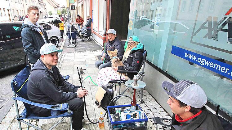 Mit Hündin Luna und einer Wasserpfeife war diese kleine Gruppe aus  Miltenberg nach Münnerstadt gekommen und schlug unweit des Oberen Tores ihr  Lager auf.  Dieter Britz