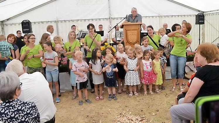 Mit dem Lied "Heute wird gefeiert" drückten die Kinder der evangelischen Kindertagesstätte "Grünaschnabel" ihre Freude über das Bürgerhaus aus.  Foto: Thomas Micheel