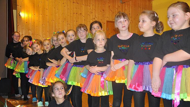 Showtanz der "Glitzer Flitzer", die Jüngsten aus Kothen, Motten und Speicherz.  Foto: Petra Heurich