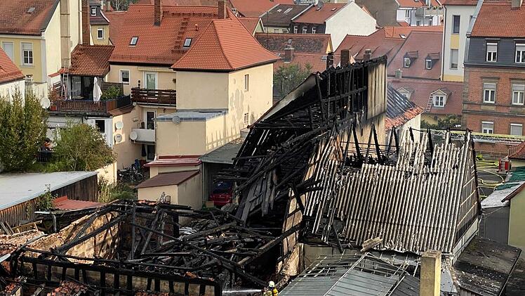 Der Gebäudekomplex bestehend aus drei Teilen wurde komplett zerstört, ein Nachbargebäude (rechts) wurde auch in Mitleidenschaft gezogen.  Foto: News5/ Merzbach