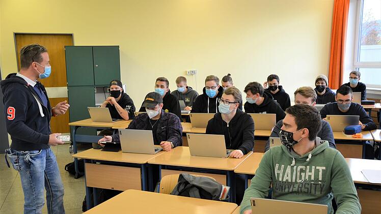 Fachlehrer Oliver Neuperth steht vor der Klasse EME12 (Ausbildung zum Mechatroniker, drittes Lehrjahr). Die Schüler sind mit Hilfe der stifteingabefähigen Geräte in der Lage, zeitgleich im Unterricht an einem Dokument zu arbeiten. Durch diesen "digitalen Unterricht" können Schüler, die sich beispielsweise im Betrieb oder in Quarantäne befinden, hinzugeschaltet werden. Heike Schülein