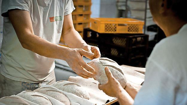 In B&auml;ckereien versch&auml;rfen niedrige L&ouml;hne den Fachkr&auml;ftemangel, sagt die NGG und fordert ein kr&auml;ftiges Plus.