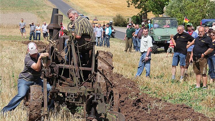 Mit historischer Technik wurde am Samstag ein Feld beackert. Die Vorführungen lockte einige Interessierte an.