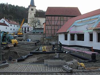 Der Sulzthaler Dorfplatz wird derzeit neu gestaltet. An der Kirchenmauer wurden Backhaus und Gruppenraum errichtet, das ehemalige Gewölbe ist abgetragen worden. Fotos: Gerd Schaar