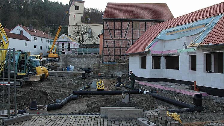 Der Sulzthaler Dorfplatz wird derzeit neu gestaltet. An der Kirchenmauer wurden Backhaus und Gruppenraum errichtet, das ehemalige Gewölbe ist abgetragen worden. Fotos: Gerd Schaar