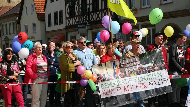 Bunte Luftballons gegen braunes Gedankengut.