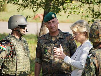 Verteidigungsministerin Ursula von der Leyen spricht mit einem kurdischen Offizier. Fotos: Arkadius Guzy