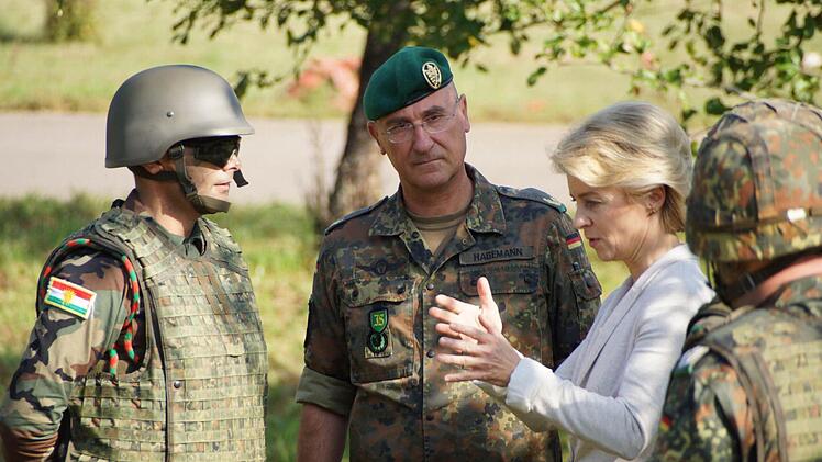 Verteidigungsministerin Ursula von der Leyen spricht mit einem kurdischen Offizier. Fotos: Arkadius Guzy
