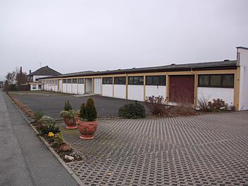 Auf diesem Areal, dem "Precklein-Grundstück" an der Eremitenstraße, darf nun doch eine dreigliedrige Wohnanlage errichtet werden. Über das Projekt war während des Jahres immer wieder kontrovers diskutiert worden. Nun haben Stadtrat und Bauwerber einen Kompromiss gefunden.