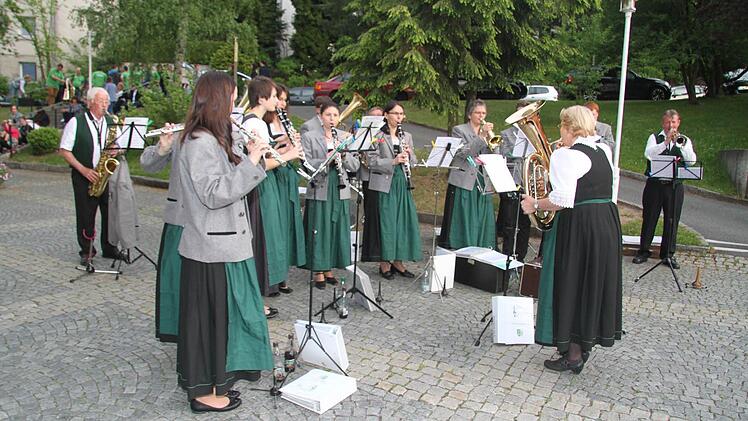 Die Musikvereine Mainleus und Stadtsteinach spielten Ständchen
