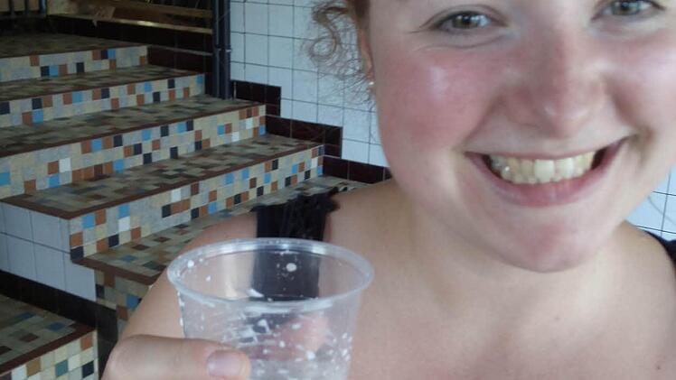 Julia Voll testet frische Ziegenmilch.