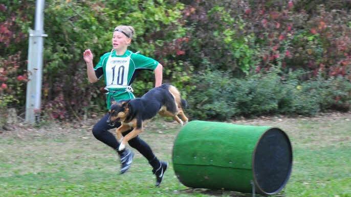 Isabel Seifert vom Verein für Hundesport Wonfurt war die beste Teilnehmerin des Hindernislaufes. Foto: Ulrike Langer