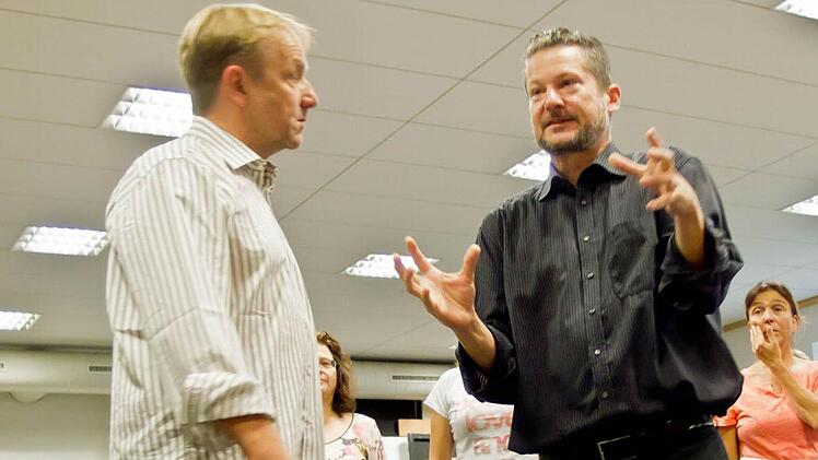 Gastregisseur Tobias Materna mit Niklaus Scheibli bei der Probenarbeit an "Ball im Savoy". Foto: Jochen Berger