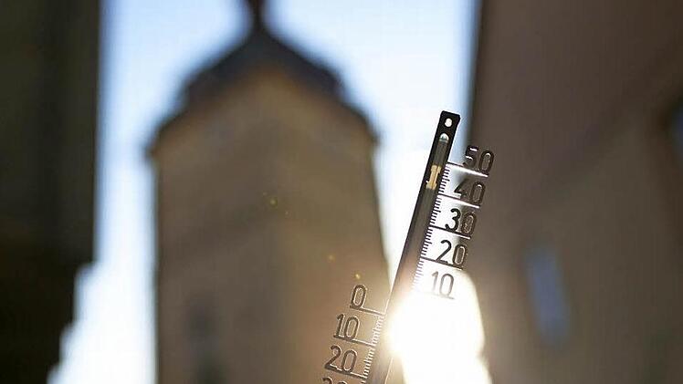Am Bad Staffelsteiner Stadtturm waren es gestern in der Sonne noch bis zu zehn Grad Celsius - viel zu warm für Ende Dezember.  Foto: Steffens