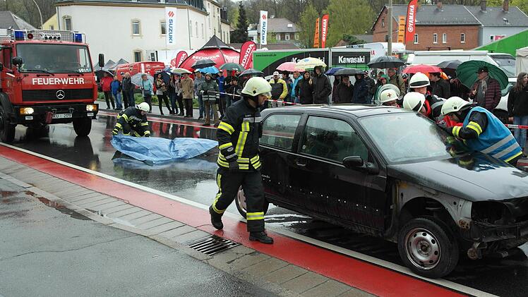 Eine im Unfallauto eingeklemmte Person muss befreit werden.