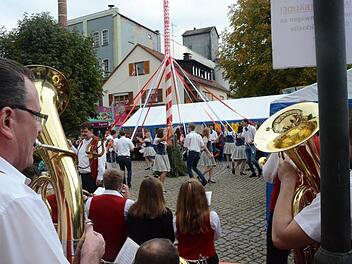Lustig und unterhaltsam ist der Bändertanz bis von der Baumspitze bis nach unten zahlreiche Rauten kunstvoll geflochten wurden. Foto: Karl-Heinz Hofmann
