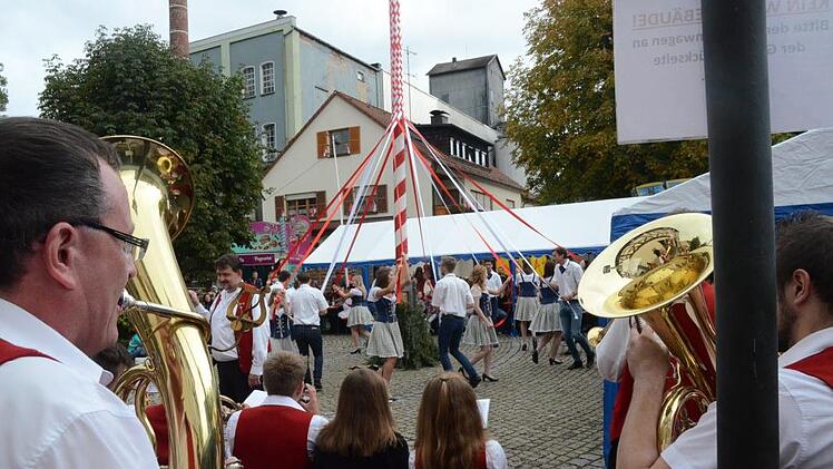 Lustig und unterhaltsam ist der Bändertanz bis von der Baumspitze bis nach unten zahlreiche Rauten kunstvoll geflochten wurden. Foto: Karl-Heinz Hofmann