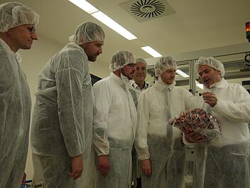 Männer mit weißen Westen: Siegmar Schnabel, Martin Mittag, Sebastian Straubel, Stefan Höhn und  Michael Ketschmer  lassen sich  von  Matthias Heim  (von links) eine Pipettenmontur erklären.Berthold Köhler