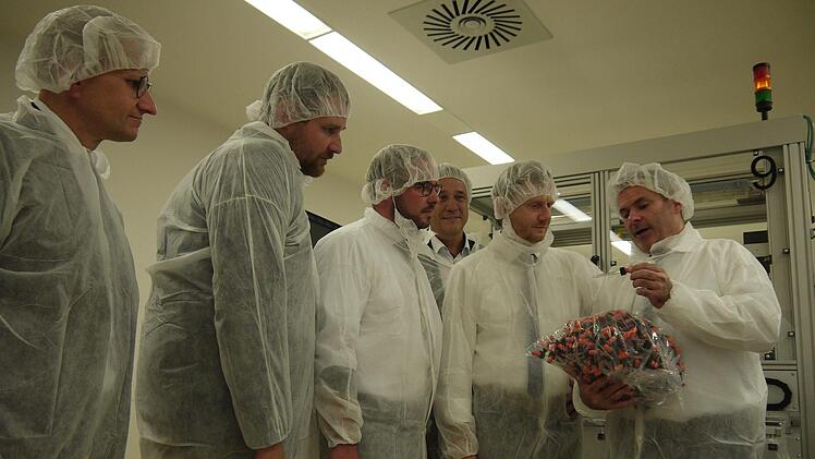 Männer mit weißen Westen: Siegmar Schnabel, Martin Mittag, Sebastian Straubel, Stefan Höhn und  Michael Ketschmer  lassen sich  von  Matthias Heim  (von links) eine Pipettenmontur erklären.Berthold Köhler