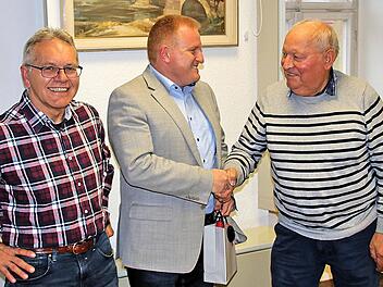 Bürgermeister Matthias Klement (Mitte) empfing im Alten Rathaus des  Ortsteils Poppenlauer Mitglieder der SPD-Arbeitsgemeinschaft 60plus und  informierte sie über die Gemeinde. Der Kreisvorsitzende Adolf Lieb (rechts)  bedankte sich mit einer Flasche Rotwein. Links der Seniorenbeauftragte der  Gemeinde, Winfried Streit. Foto: Dieter Britz