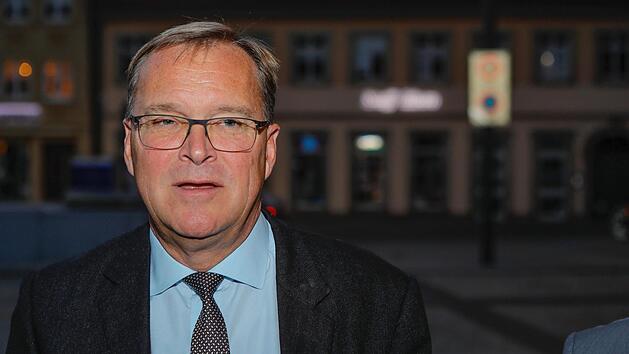 Ein geknickter OB nach dem schlechten Ergebnis bei der Bezirkstagswahl 2018.  Foto: Matthias Hoch