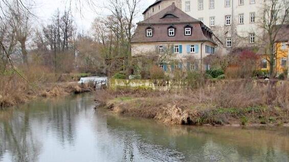 Die vielen Zuflüsse der Aisch lassen in Höchstadt noch genug Wasser ankommen.  Foto: Andreas Dorsch