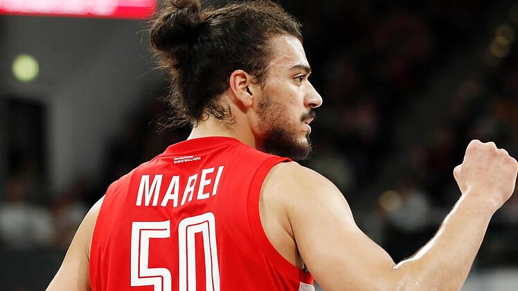 Center Assem Marei (links) ist mit 12,7 Punkten und 6,5 Rebounds im Schnitt in diesen beiden Kategorien bester Bamberger in der Bundesliga und der effektivste Spieler im Brose-Team. Drittbester Vorlagengeber der Liga ist Aufbauspieler Paris Lee (rechts) mit 6,6 Assists.