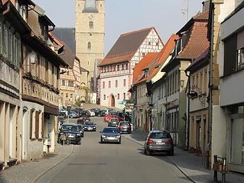 Im Sommer werden die Gassen in der Zeiler Altstadt zum ersten Mal seit Jahrzehnten leer bleiben: Das Altstadt-Weinfest wurde wegen Corona abgesagt.  Foto: Archiv