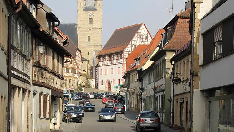 Im Sommer werden die Gassen in der Zeiler Altstadt zum ersten Mal seit Jahrzehnten leer bleiben: Das Altstadt-Weinfest wurde wegen Corona abgesagt.  Foto: Archiv