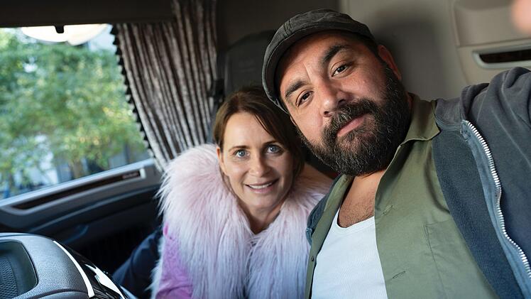 Auf der gemeinsamen Fahrt freunden sich Steffi (Anja Kling) und der Fernfahrer Ibo (Sahin Eryilmaz) an. Beide haben persönlichen Ballast zu tragen und schaffen es, sich gegenseitig zu öffnen.